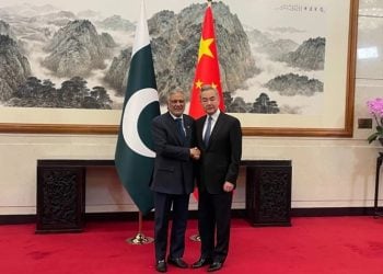 চীন–এর রাজধানী বেইজিংয়ে পাকিস্তানের উপ-প্রধানমন্ত্রী ও পররাষ্ট্রমন্ত্রী ইসহাক দার–এর সঙ্গে বৈঠক করেছেন দেশটির পররাষ্ট্রমন্ত্রী ওয়াং ই। ছবি: সিনহুয়া