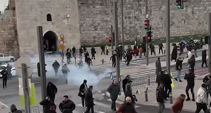 আল-আকসায় ঈদের নামাজ পড়তে আসা মুসল্লিদের ওপর ইসরায়েলের হামলা! | চ্যানেল আই অনলাইন আল-আকসায় ঈদের নামাজ পড়তে আসা মুসল্লিদের ওপর ইসরায়েলের হামলা! | চ্যানেল আই অনলাইন