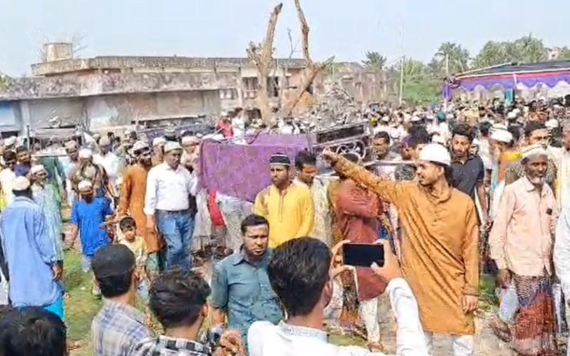 এক পরিবারের ৯ জনের জানাজা ও দাফন