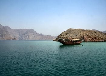 হরমুজ প্রণালির ওমান উপকূলে একটি পালতোলা নৌযান (২৫ জুন, ২০২৫)