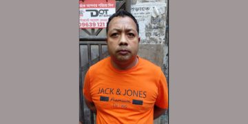 প্রধানমন্ত্রীর কার্যালয়ের পার্সোনাল সেক্রেটারি (পিএস) পরিচয় দিয়ে দীর্ঘদিন ধরে সাধারণ মানুষের সঙ্গে প্রতারণা করা মো. আব্দুস সালাম। ছবি: সংগৃহীত।