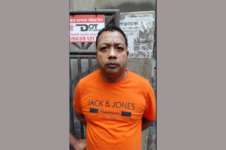 প্রধানমন্ত্রীর কার্যালয়ের পার্সোনাল সেক্রেটারি (পিএস) পরিচয় দিয়ে দীর্ঘদিন ধরে সাধারণ মানুষের সঙ্গে প্রতারণা করা মো. আব্দুস সালাম। ছবি: সংগৃহীত।