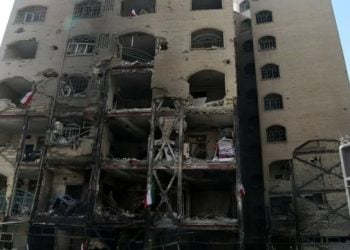 মার্কিন-ইসরায়েলি হামলায় ক্ষতিগ্রস্ত ইরানের একটি বেসামরিক ভবন। ছবি: সৌদি গেজেট