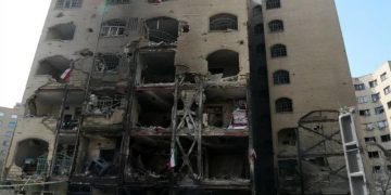 মার্কিন-ইসরায়েলি হামলায় ক্ষতিগ্রস্ত ইরানের একটি বেসামরিক ভবন। ছবি: সৌদি গেজেট
