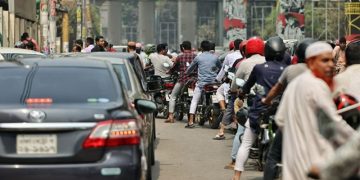 ছবি: রাজধানীর পাম্প গুলোতে যানবহনের দীর্ঘ লাইন