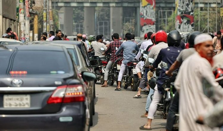 ছবি: রাজধানীর পাম্প গুলোতে যানবহনের দীর্ঘ লাইন