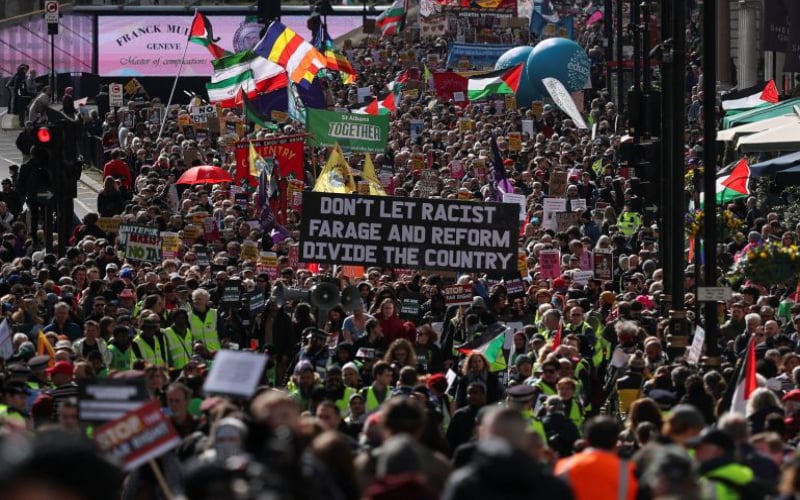 লন্ডনে হাজারো মানুষের বিক্ষোভ, উগ্র ডানপন্থার বিরুদ্ধে ঐতিহাসিক মিছিল | চ্যানেল আই অনলাইন লন্ডনে হাজারো মানুষের বিক্ষোভ, উগ্র ডানপন্থার বিরুদ্ধে ঐতিহাসিক মিছিল | চ্যানেল আই অনলাইন