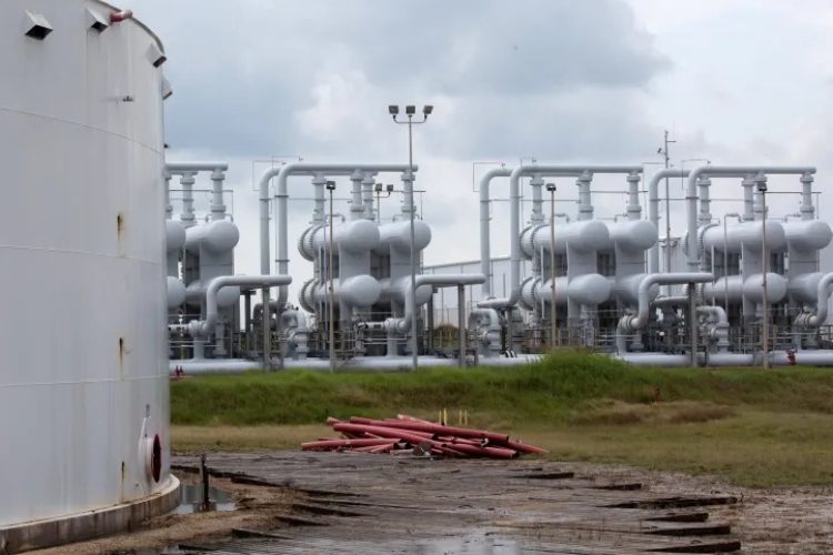 ছবি: টেক্সাসের ফ্রিপোর্টে 'স্ট্র্যাটেজিক পেট্রোলিয়াম রিজার্ভ'-এর একটি তেলের ট্যাংক ও অপরিশোধিত তেলের পাইপলাইন।