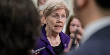 অপারেশন এপিক ফিউরি' বিষয়ক রুদ্ধদ্বার ব্রিফিংয়ের দিন সাংবাদিকদের সাথে মার্কিন সিনেটর এলিজাবেথ ওয়ারেন