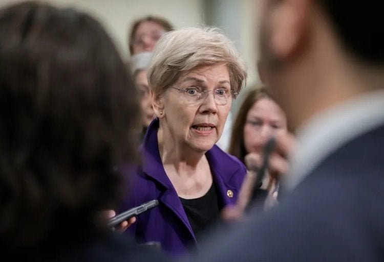 অপারেশন এপিক ফিউরি' বিষয়ক রুদ্ধদ্বার ব্রিফিংয়ের দিন সাংবাদিকদের সাথে মার্কিন সিনেটর এলিজাবেথ ওয়ারেন