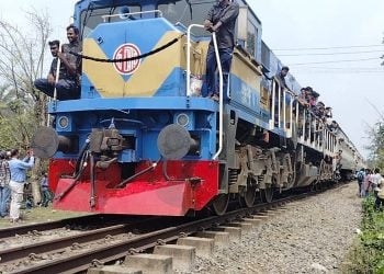 বগুড়ার সান্তাহারে নীলসাগর এক্সপ্রেস ট্রেনের নয়টি বগি লাইনচ্যুত হয়