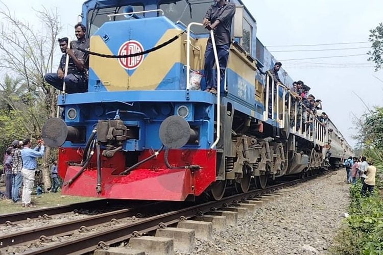 বগুড়ার সান্তাহারে নীলসাগর এক্সপ্রেস ট্রেনের নয়টি বগি লাইনচ্যুত হয়