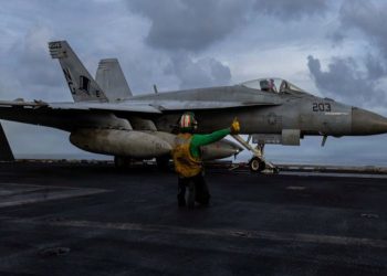 ২২শে মার্চ একটি অজ্ঞাত স্থান থেকে নিমিৎজ-শ্রেণির বিমানবাহী রণতরী ইউএসএস আব্রাহাম লিঙ্কনের ফ্লাইট ডেক থেকে একজন মার্কিন নৌসেনা একটি এফ/এ-১৮ই সুপার হর্নেট উড্ডয়নের প্রস্তুতি নিচ্ছেন, ছবি: সংগৃহীত।