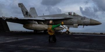 ২২শে মার্চ একটি অজ্ঞাত স্থান থেকে নিমিৎজ-শ্রেণির বিমানবাহী রণতরী ইউএসএস আব্রাহাম লিঙ্কনের ফ্লাইট ডেক থেকে একজন মার্কিন নৌসেনা একটি এফ/এ-১৮ই সুপার হর্নেট উড্ডয়নের প্রস্তুতি নিচ্ছেন, ছবি: সংগৃহীত।