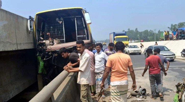 সিরাজগঞ্জে যাত্রীবাহী বাস উল্টে নিহত ৩