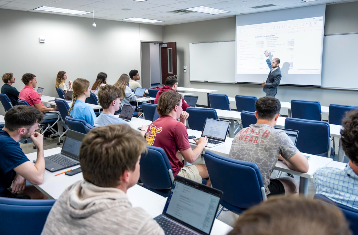 শ্রেণীকক্ষে পাঠদান করছে ড. নাসিম সাবাহ