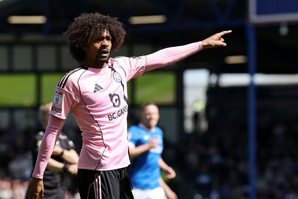 বর্ণবাদের শিকার হামজা, প্রতিবাদ করায় দেখলেন হলুদ কার্ড