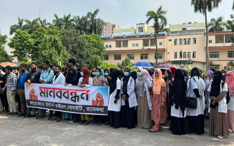 রাজশাহী মেডিকেলে ইন্টার্ন চিকিৎসকদের ২৪ ঘণ্টার কর্মবিরতি