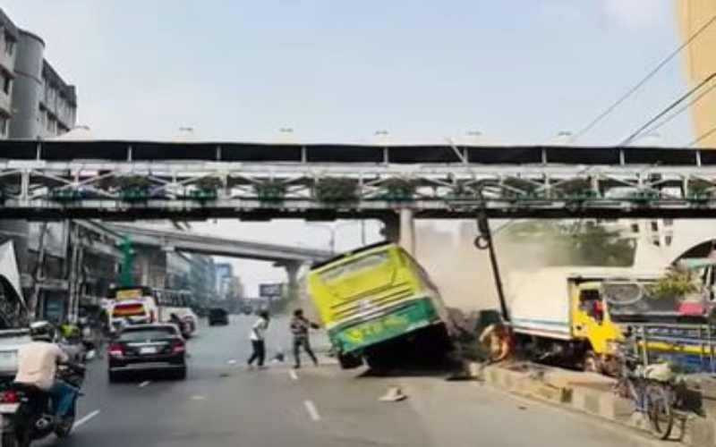 রাজধানীর বনানীতে বাস চাপায় ২ জন নিহত