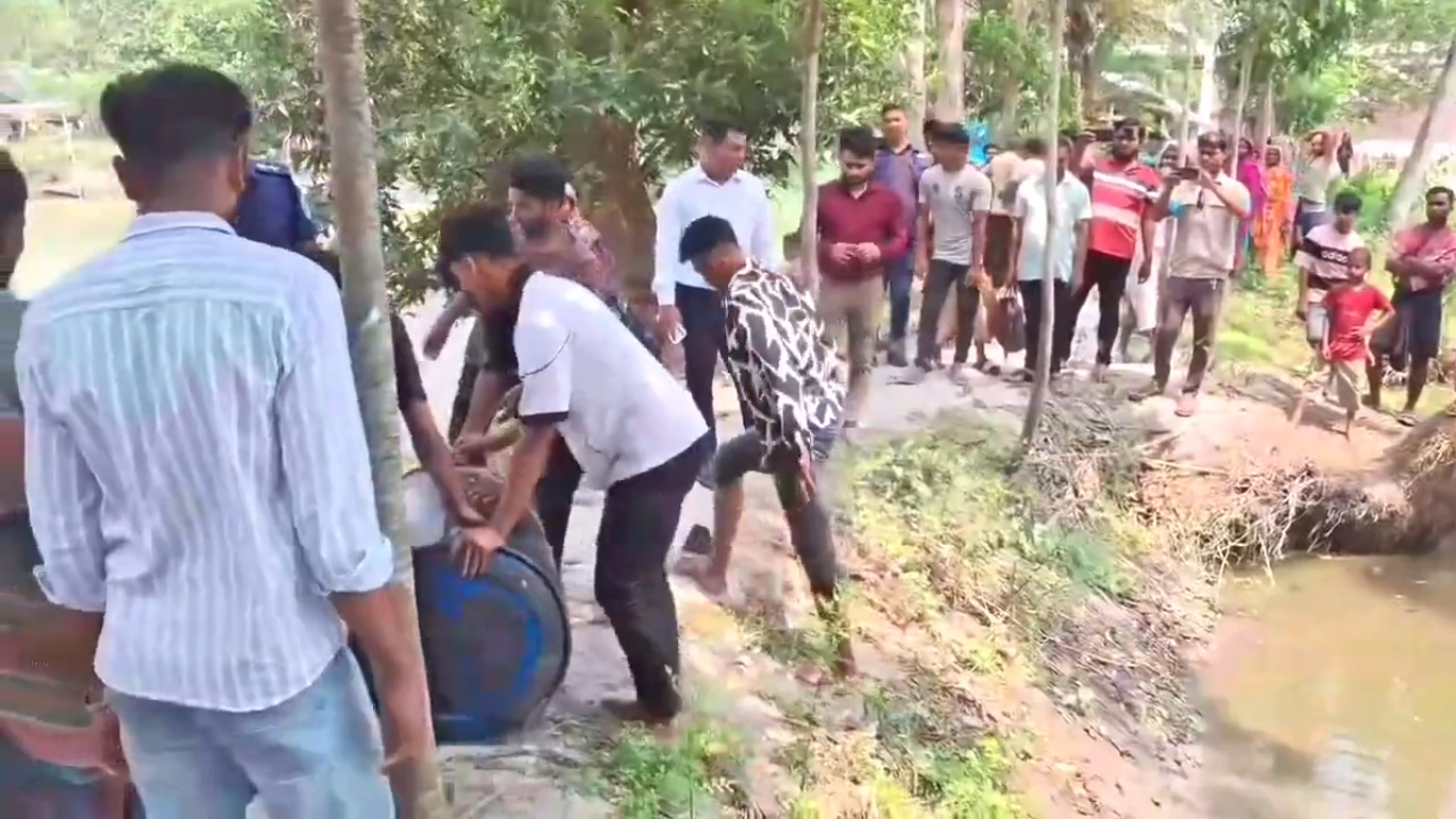 পুকুর থেকে উদ্ধার ব্যারেলভর্তি জ্বালানি তেল