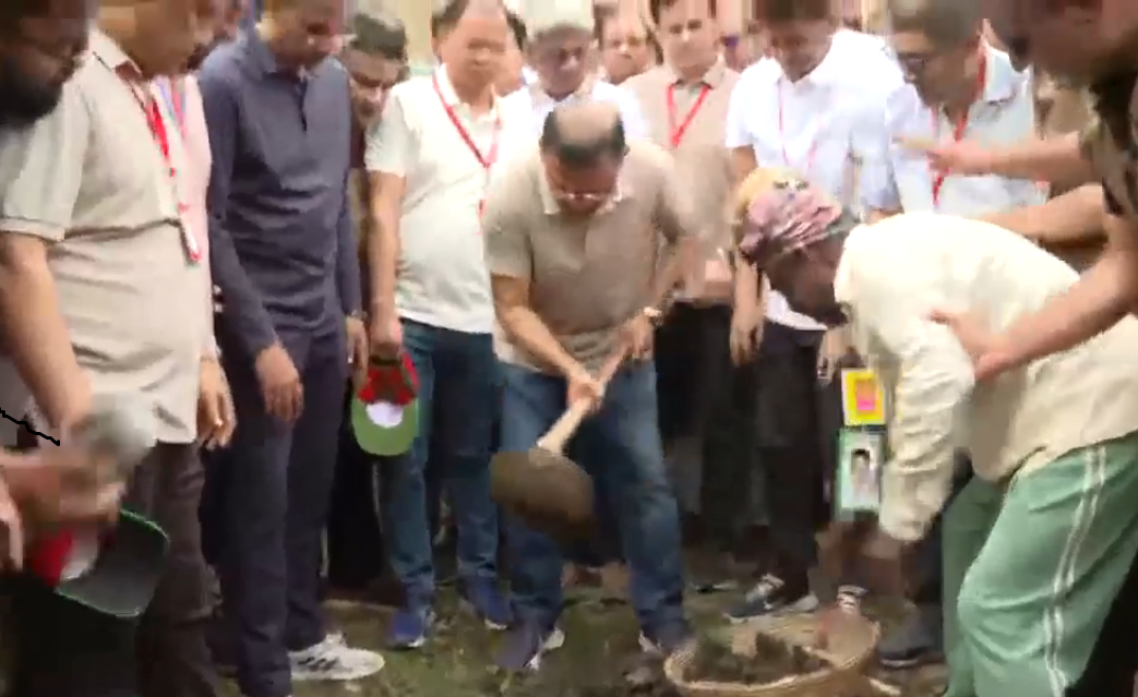 কোদাল হাতে শার্শায় খাল খনন কার্যক্রমের উদ্বোধন করলেন প্রধানমন্ত্রী | চ্যানেল আই অনলাইন