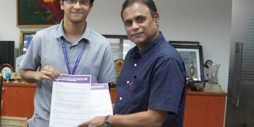 ছবি: নটর ডেম ম্যাথ ক্লাবের প্রতিনিধি ও চ্যানেল আই নিউজের চীফ নিউজ এডিটর মীর মাসরুর জামান