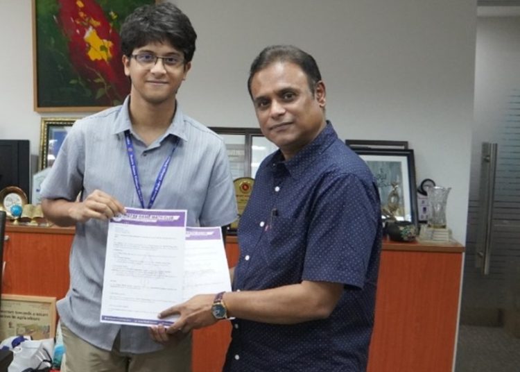 ছবি: নটর ডেম ম্যাথ ক্লাবের প্রতিনিধি ও চ্যানেল আই নিউজের চীফ নিউজ এডিটর মীর মাসরুর জামান