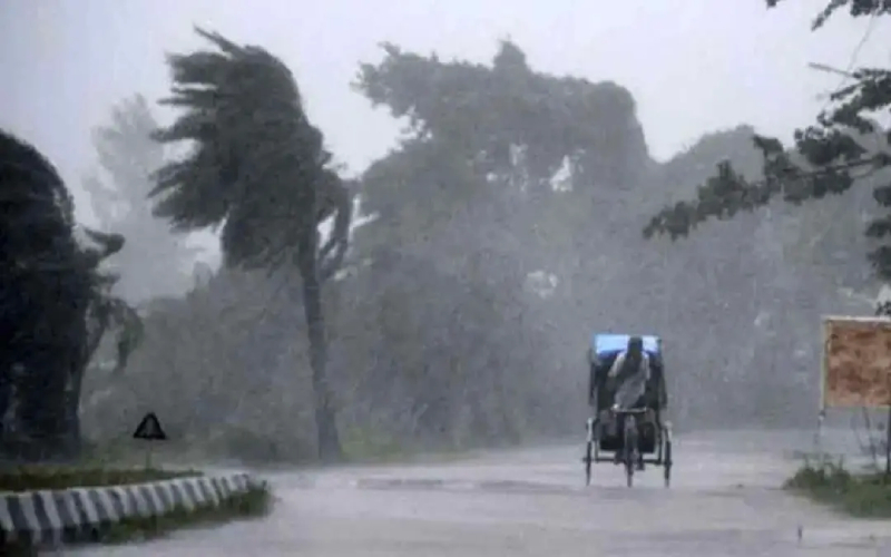 দেশের বিভিন্ন অঞ্চলে ঝড়-বৃষ্টির পূর্বাভাস, নদীবন্দরে সতর্ক সংকেত