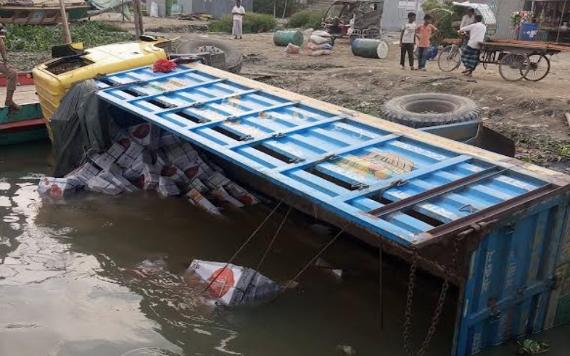 এবার ফেরিতে ওঠার সময় নিয়ন্ত্রণ হারিয়ে ট্রাক নদীতে!