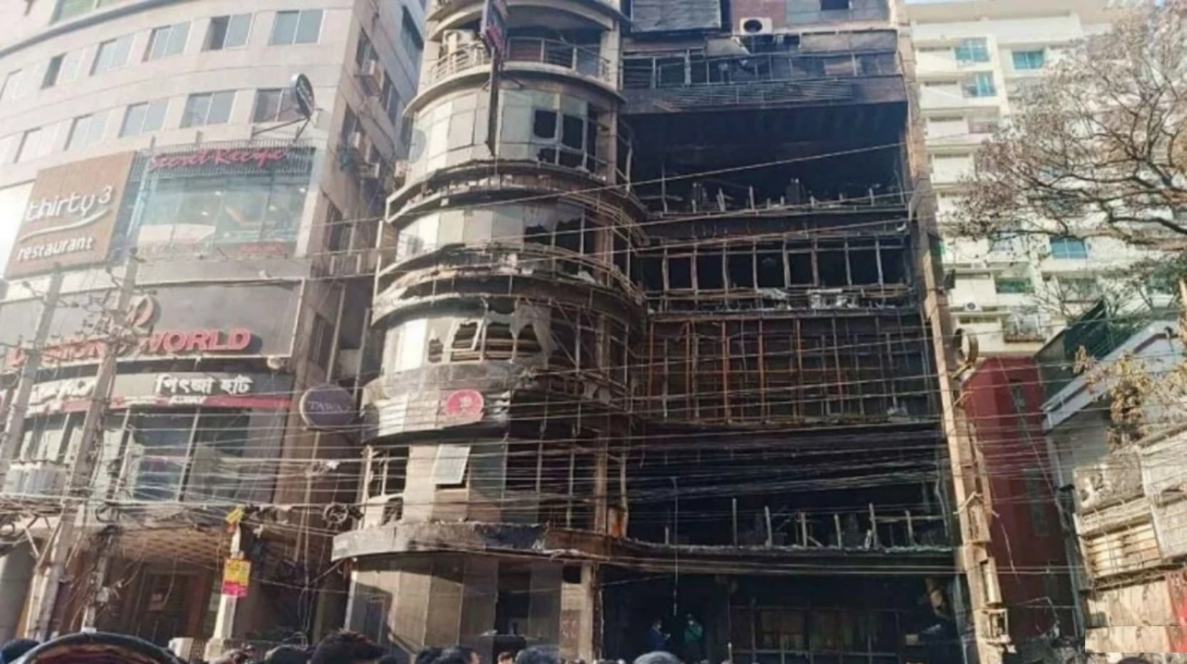 বেইলি রোডে আগুন: ভেতরে গ্রাহক, বাইরে তালা!