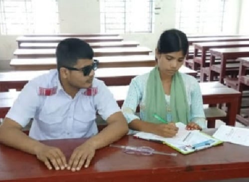 দৃষ্টিহীন শরীফের অদম্য লড়াই: শ্রুতিলেখকের সহায়তায় এসএসসির পরীক্ষায় অংশগ্রহণ