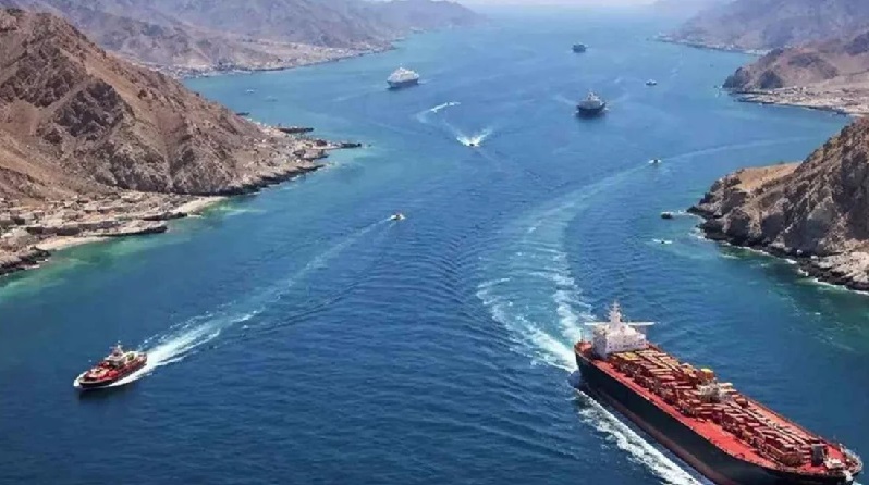 হরমুজ প্রণালিতে সীমিত পরিসরে জাহাজ চলাচলের অনুমতি দেবে ইরান