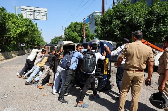 মজুরি বৃদ্ধির দাবিতে ভারতে শ্রমিক বিক্ষোভে সহিংসতা