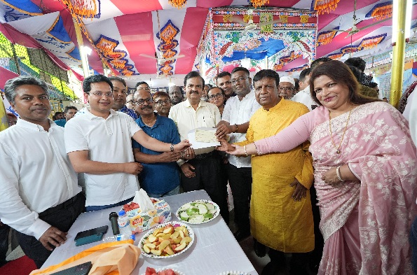 ঢাকা-১৭ আসনের চার মন্দিরে প্রধানমন্ত্রীর পক্ষ থেকে আর্থিক অনুদান