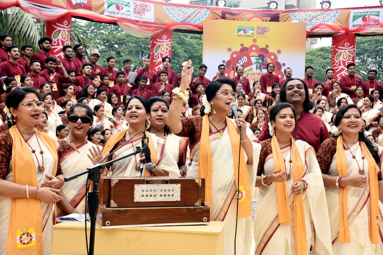 রেজওয়ানা চৌধুরী বন্যার নেতৃত্বে হাজার কণ্ঠে বর্ষবরণ