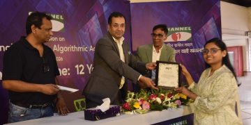 ছবি: বেস্ট ইমার্জিং অনলাইন জার্নালিস্ট ক্যাটাগরিতে সম্মাননা পান তাসফিয়া মুজতবা