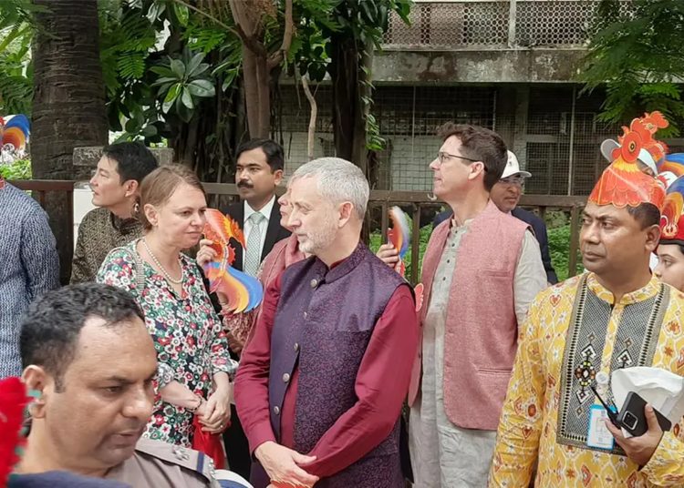 ঢাকা বিশ্ববিদ্যালয়ে আকর্ষণ বৈশাখী শোভাযাত্রা অংশ নেন ঢাকায় নিযুক্ত বিদেশি কূটনীতিকরা। ছবি: সংগৃহীত