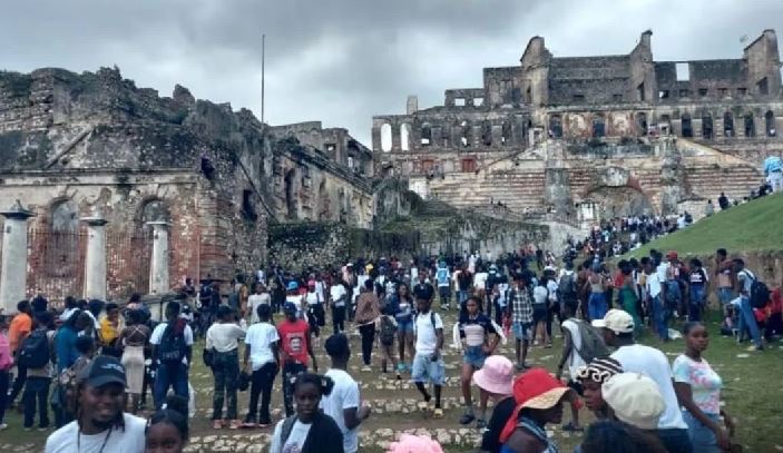 হাইতির একটি পর্যটনকেন্দ্রে পদদলিত হয়ে ৩০ জনের মৃত্যু | চ্যানেল আই অনলাইন হাইতির একটি পর্যটনকেন্দ্রে পদদলিত হয়ে ৩০ জনের মৃত্যু | চ্যানেল আই অনলাইন