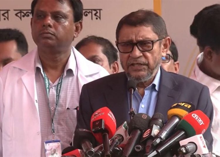 ঢাকার নবাবগঞ্জ উপজেলা স্বাস্থ্য কমপ্লেক্সে হামের টিকাদান কর্মসূচির উদ্বোধন অনুষ্ঠানে স্বাস্থ্যমন্ত্রী সরদার মো. সাখাওয়াত হোসেন।