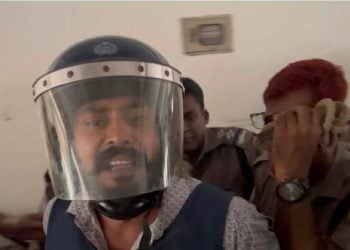 হত্যাচেষ্টার এক মামলায় গ্রেপ্তার দেখানোর শুনানিতে অংশ নিয়ে কান্নায় ভেঙে পড়েন বরখাস্ত কনস্টেবল শোয়াইবুর রহমান।