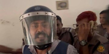 হত্যাচেষ্টার এক মামলায় গ্রেপ্তার দেখানোর শুনানিতে অংশ নিয়ে কান্নায় ভেঙে পড়েন বরখাস্ত কনস্টেবল শোয়াইবুর রহমান।