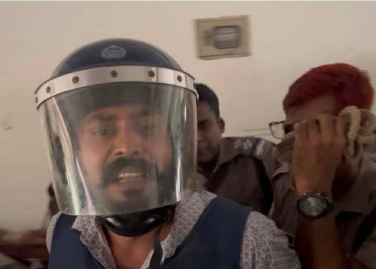 হত্যাচেষ্টার এক মামলায় গ্রেপ্তার দেখানোর শুনানিতে অংশ নিয়ে কান্নায় ভেঙে পড়েন বরখাস্ত কনস্টেবল শোয়াইবুর রহমান।