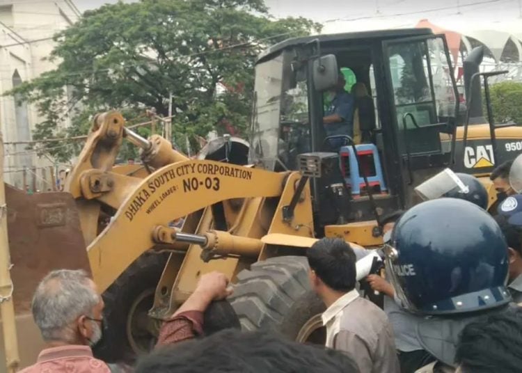 বায়তুল মোকাররম জাতীয় মসজিদের দক্ষিণ পাশে জিপিও লিংক রোডের উভয় পাশের ফুটপাতে বড় ধরনের উচ্ছেদ অভিযান শুরু ডিএসসিসির। ছবি : সংগৃহীত