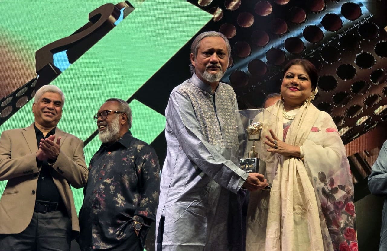 আজীবন সম্মাননা স্বামীর হাতে তুলে দিয়ে যা বললেন কনকচাঁপা