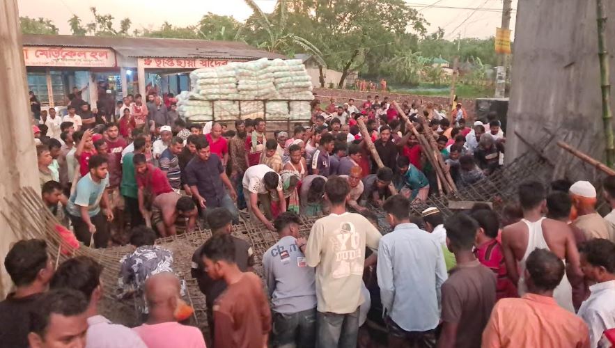 কিশোরগঞ্জ বিসিকের নির্মাণাধীন ফটক ধসে ১ শ্রমিক নিহত