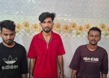 অভিযুক্ত তিনজনকে ঘটনাস্থল থেকে আটক করেছে পুলিশ