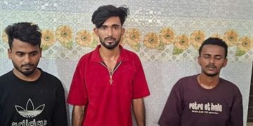 অভিযুক্ত তিনজনকে ঘটনাস্থল থেকে আটক করেছে পুলিশ