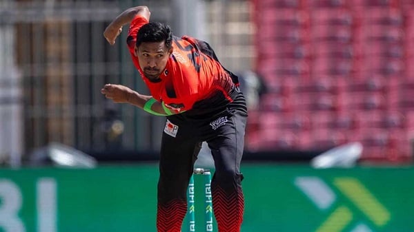 এক ওভারে দুই উইকেট মোস্তাফিজের