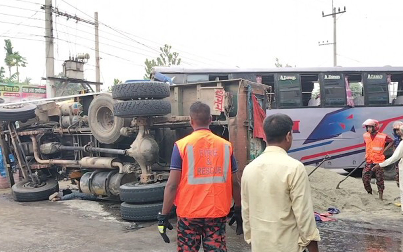 বাস-ট্রাক মুখোমুখি সংঘর্ষে ২ শ্রমিক নিহত