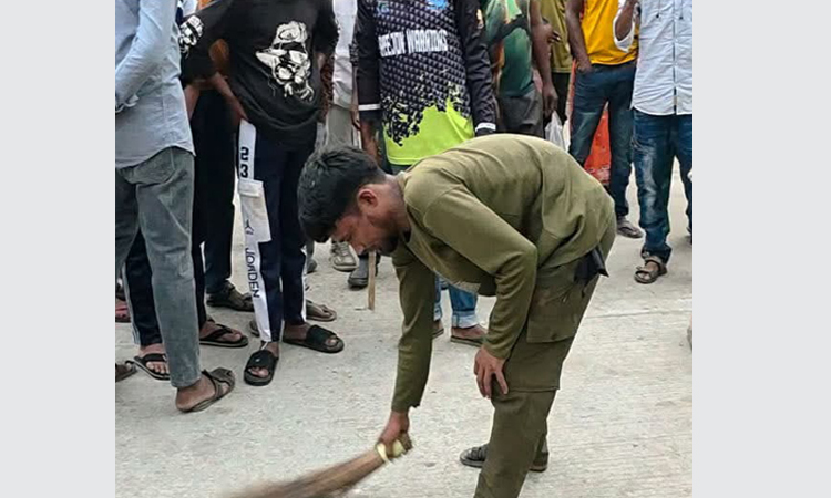 চোরকে গণপিটুনি নয়, এক কিলোমিটার রাস্তা পরিষ্কার করিয়ে ‘মানবিক’ শাস্তি!